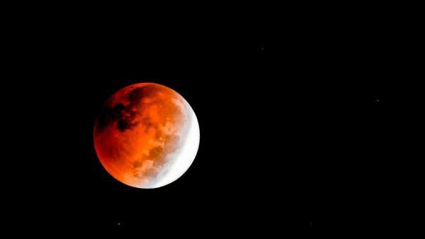 ماه گرفتگی کامل در شرف وقوع